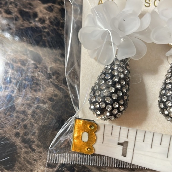 Black Tear Drop Flower Jewel Earrings - Picture 14 of 17